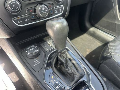 Used 2019 Jeep Cherokee Limited AWD/4WD image 44