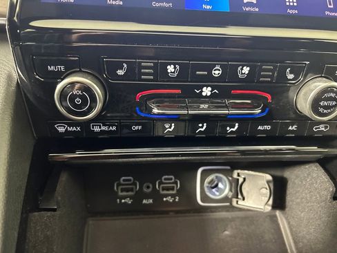 Used 2022 Jeep Grand Cherokee Summit w/ Luxury Tech Group V image 16