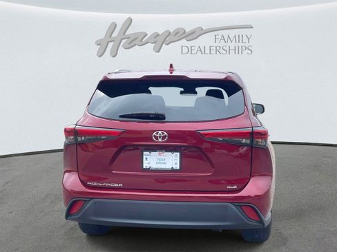 Used 2023 Toyota Highlander XLE FWD image 4