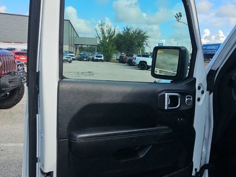 Used 2018 Jeep Wrangler Unlimited Sahara AWD/4WD image 10