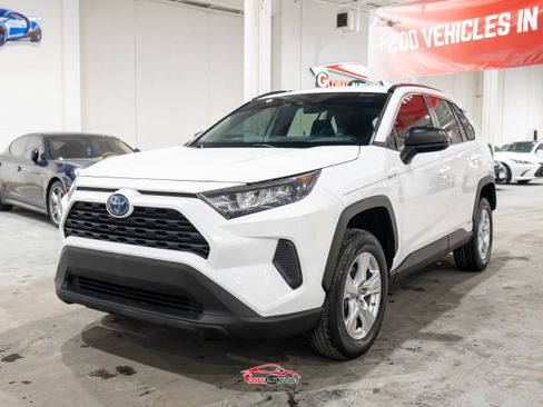 Used 2020 Toyota RAV4 LE image 3