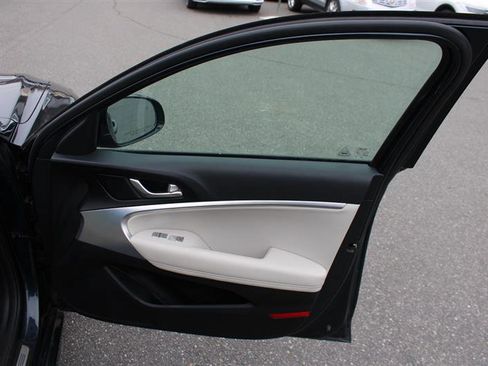 Used 2024 Genesis G70 2.5T image 14