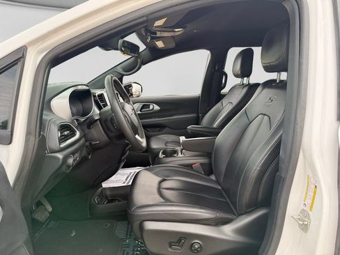 Used 2024 Chrysler Pacifica Limited FWD image 20