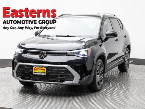 Used 2025 Volkswagen Taos SE FWD image 1