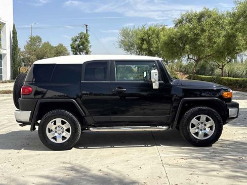 Used 2010 Toyota FJ Cruiser 4WD image 2