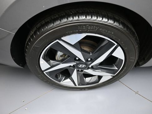 Certified 2023 Hyundai Elantra Limited w/ Preferred Accessory Package FWD image 12
