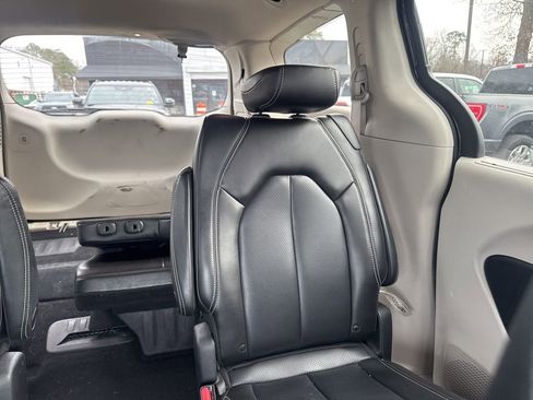 Used 2023 Chrysler Pacifica Touring-L image 13