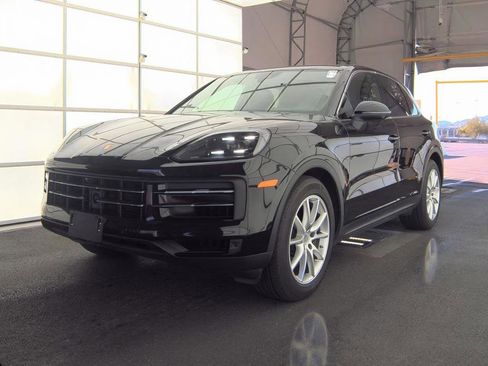 Used 2024 Porsche Cayenne w/ Premium Package AWD/4WD image 5