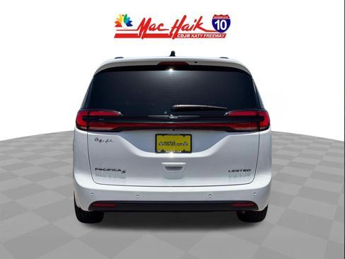 Used 2025 Chrysler Pacifica Limited FWD image 6