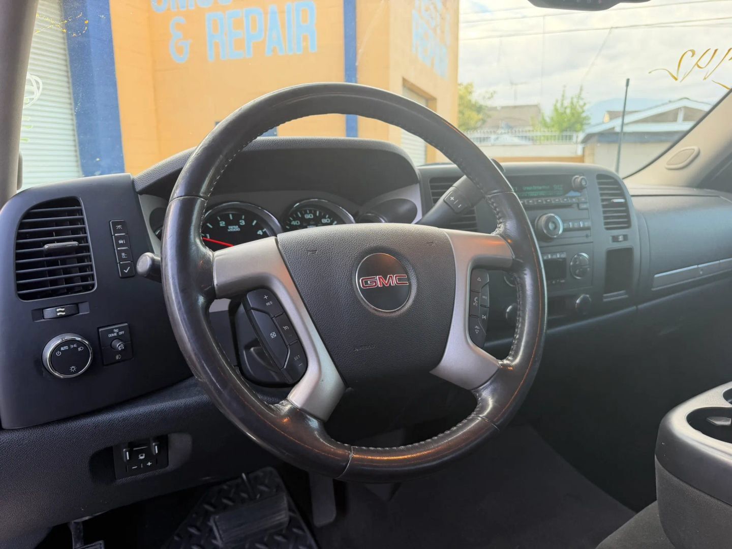 Used 2011 GMC Sierra 2500 SLE w/ SLE Preferred Package AWD/4WD image 11