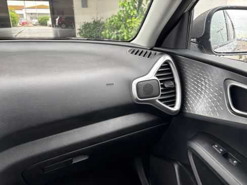 Used 2025 Kia Soul LX w/ LX Technology Package FWD image 35