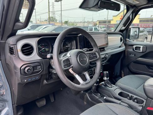 Used 2025 Jeep Wrangler Unlimited Sahara AWD/4WD image 12
