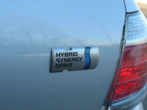 Used 2011 Toyota Highlander Hybrid w/ Cold Weather Pkg image 40