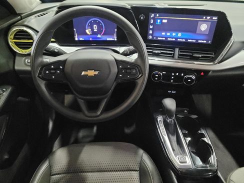 Used 2025 Chevrolet Trax LT FWD image 22