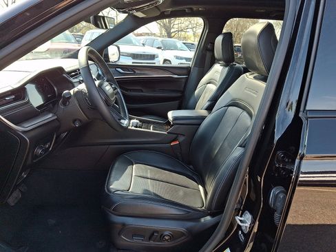 Used 2023 Jeep Grand Cherokee Overland image 13