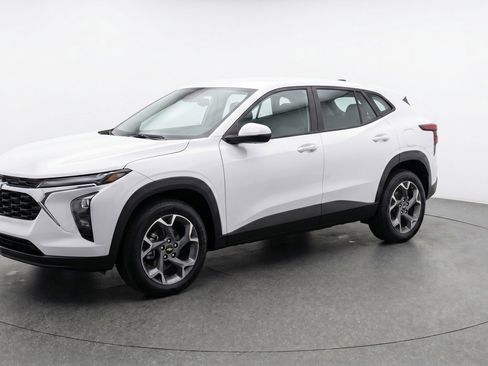 Used 2025 Chevrolet Trax LT FWD image 3