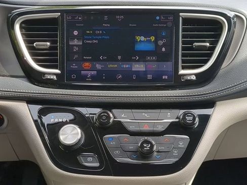 Used 2024 Chrysler Pacifica Limited FWD image 17