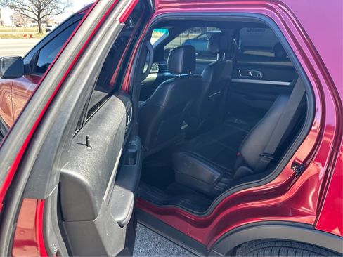 Used 2017 Ford Explorer XLT w/ Equipment Group 202A image 11