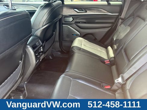 Used 2023 Jeep Grand Cherokee Overland AWD/4WD image 32