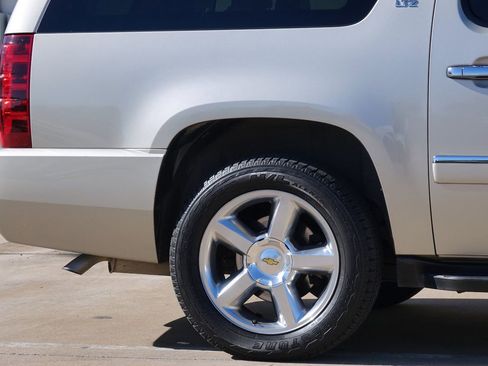 Used 2014 Chevrolet Suburban LTZ image 28