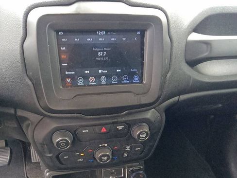 Used 2020 Jeep Renegade Latitude FWD image 3