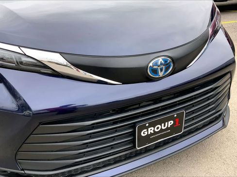 Used 2025 Toyota Sienna LE image 30