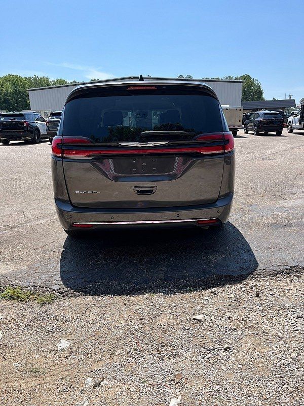 Used 2023 Chrysler Pacifica Touring-L FWD image 6