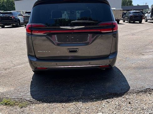 Used 2023 Chrysler Pacifica Touring-L FWD image 6