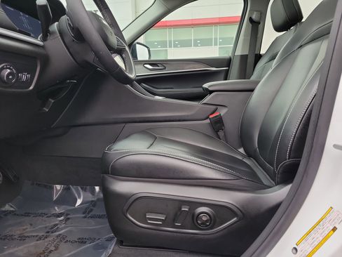 Used 2024 Jeep Grand Cherokee Limited image 16