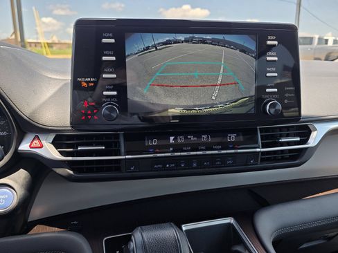 Used 2021 Toyota Sienna XLE FWD image 13