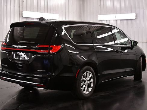 Used 2026 Chrysler Pacifica Limited FWD image 7