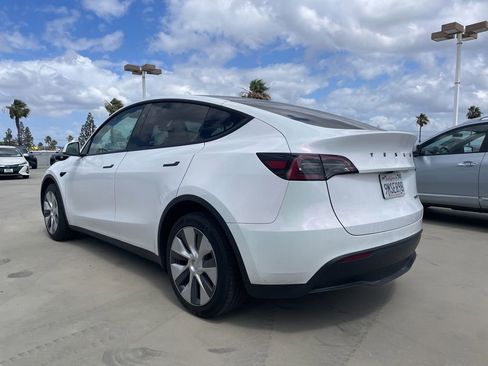 Used 2024 Tesla Model Y Long Range AWD/4WD image 4