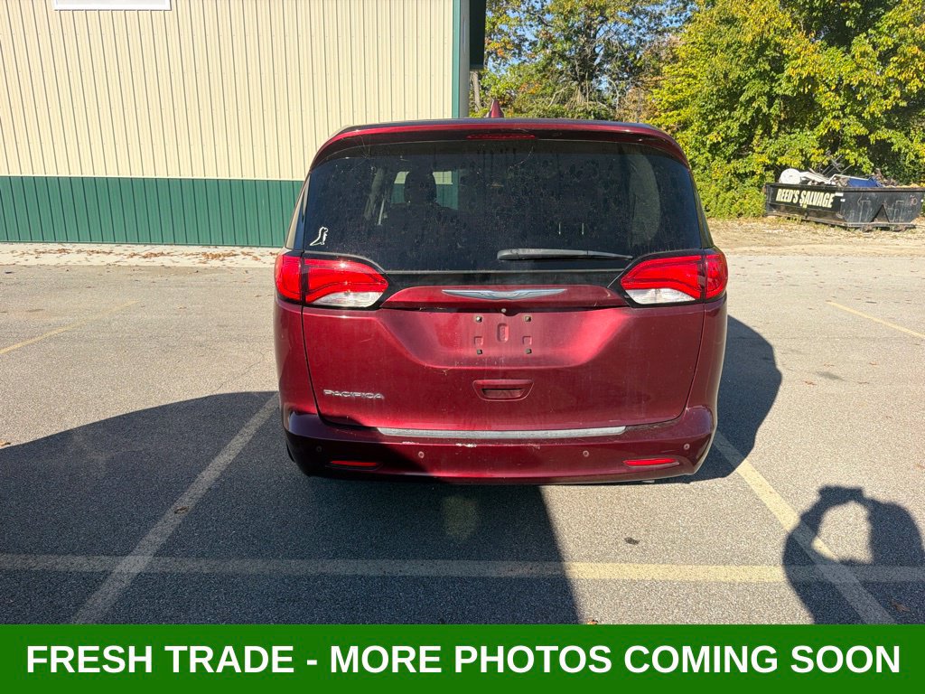 Used 2017 Chrysler Pacifica Touring FWD image 4