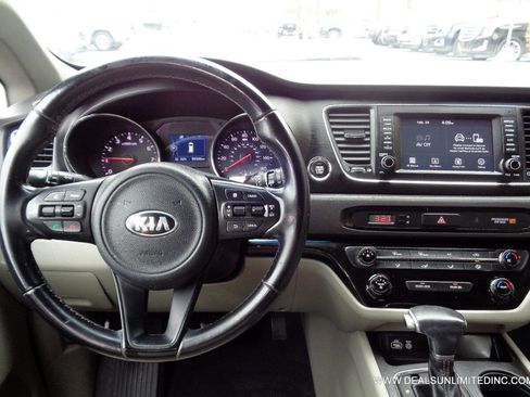 Used 2017 Kia Sedona LX w/ LX Essentials Premium Package image 10