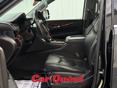 Used 2017 Cadillac Escalade Luxury RWD image 10