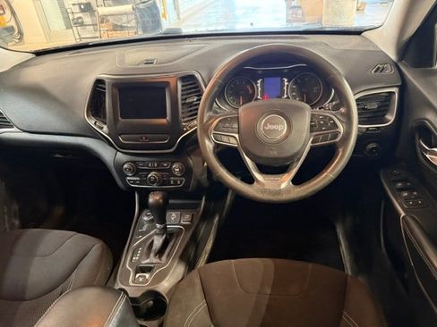 Used 2019 Jeep Cherokee Latitude w/ Popular Appearance Group AWD/4WD image 19