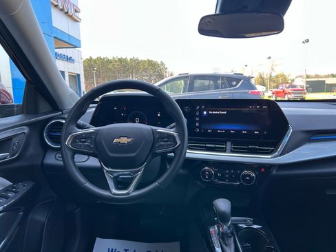 Used 2025 Chevrolet Trax LT w/ LT Convenience Package FWD image 11