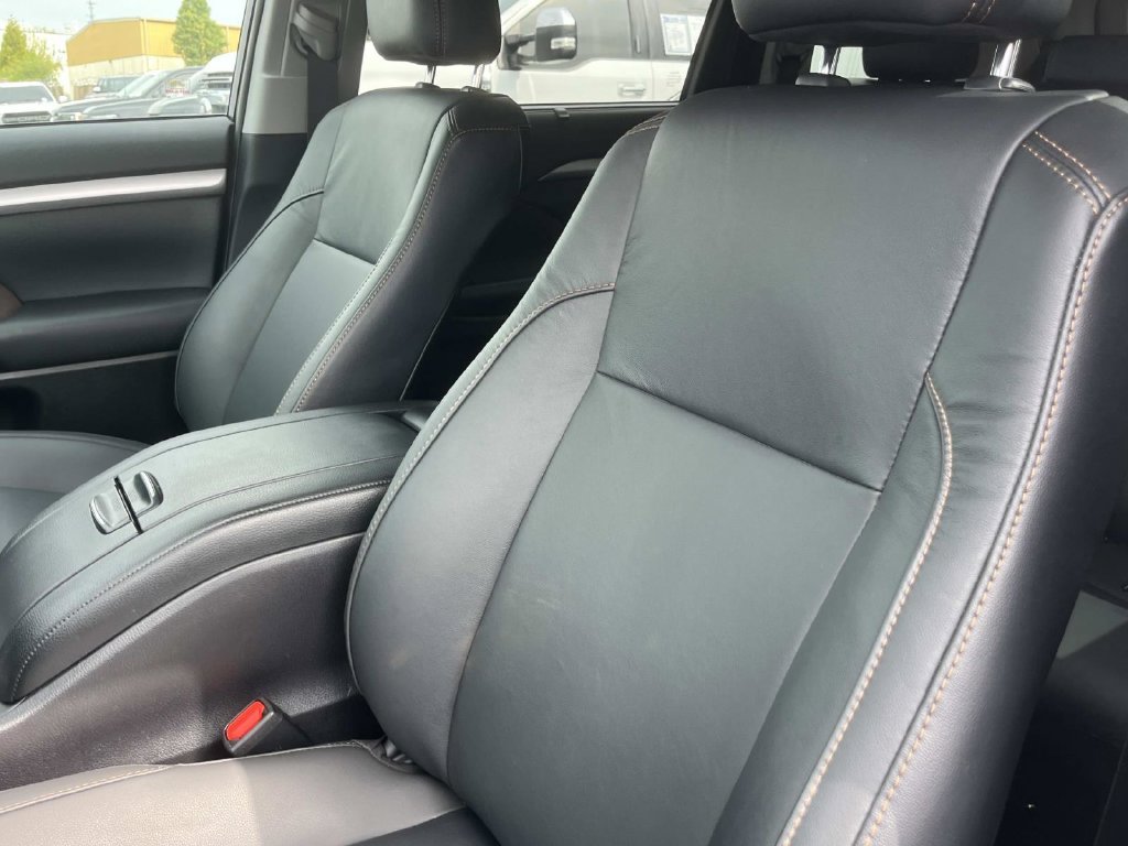 Used 2019 Toyota Highlander XLE FWD image 35