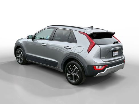 Used 2023 Kia Niro EX image 3
