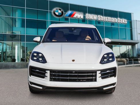 Used 2025 Porsche Cayenne image 2