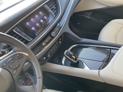 Used 2021 Buick Enclave Essence image 26