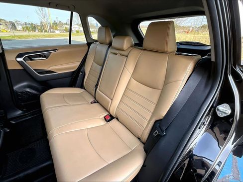 Used 2021 Toyota RAV4 XLE Premium image 21