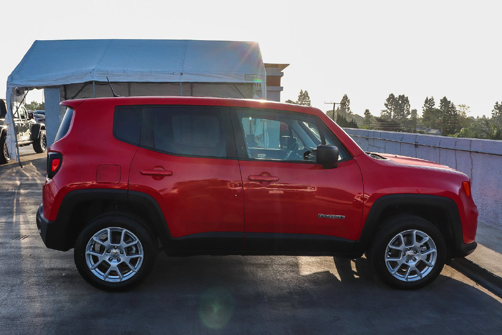 Used 2023 Jeep Renegade Latitude AWD/4WD image 13