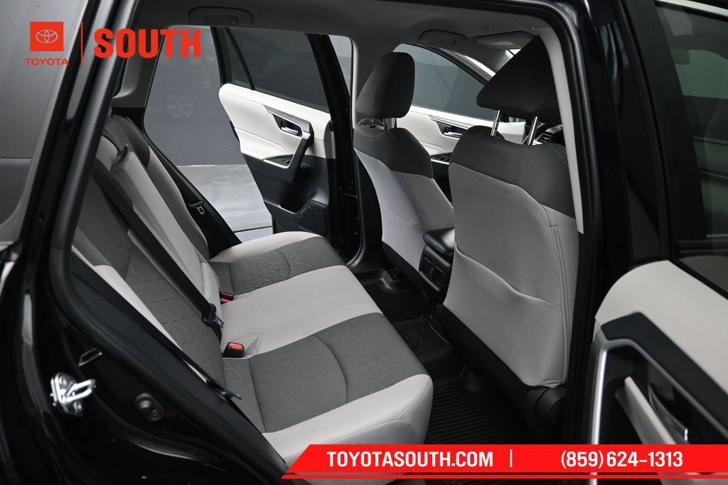 Used 2025 Toyota RAV4 XLE AWD/4WD image 28