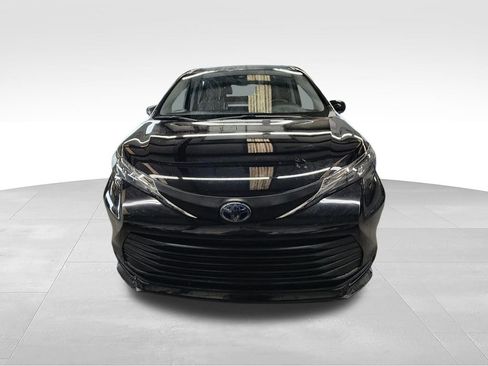 Used 2024 Toyota Sienna LE FWD image 3