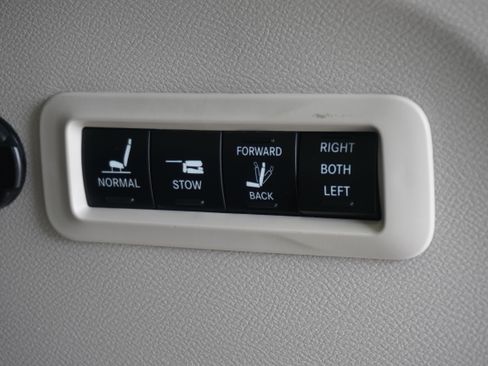 Used 2018 Chrysler Pacifica Limited FWD image 32