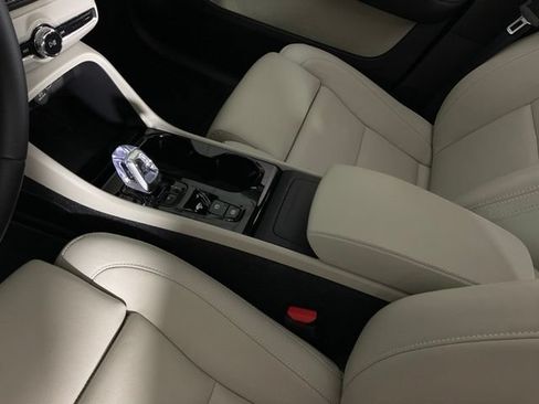 Certified 2025 Volvo XC40 B5 Ultra AWD/4WD image 17