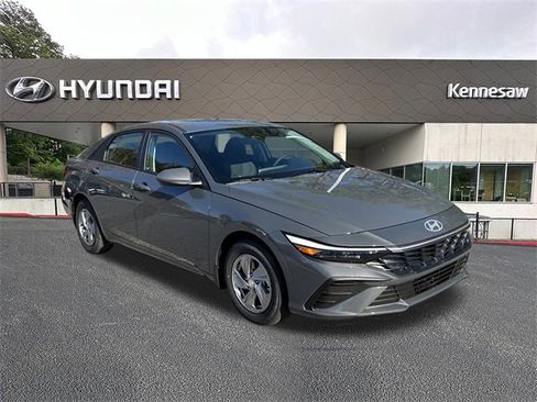 New 2026 Hyundai Elantra SE image 2
