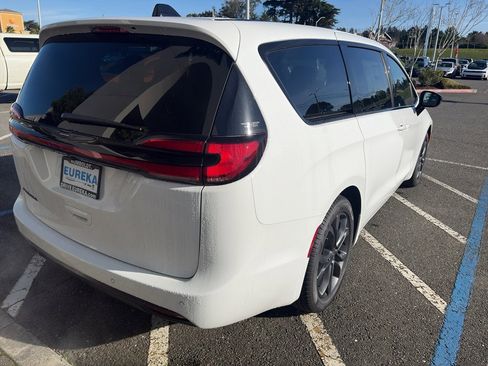New 2026 Chrysler Pacifica Select image 17