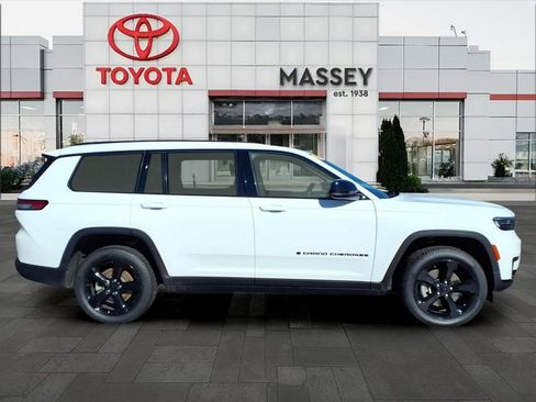 Used 2023 Jeep Grand Cherokee L Laredo image 2